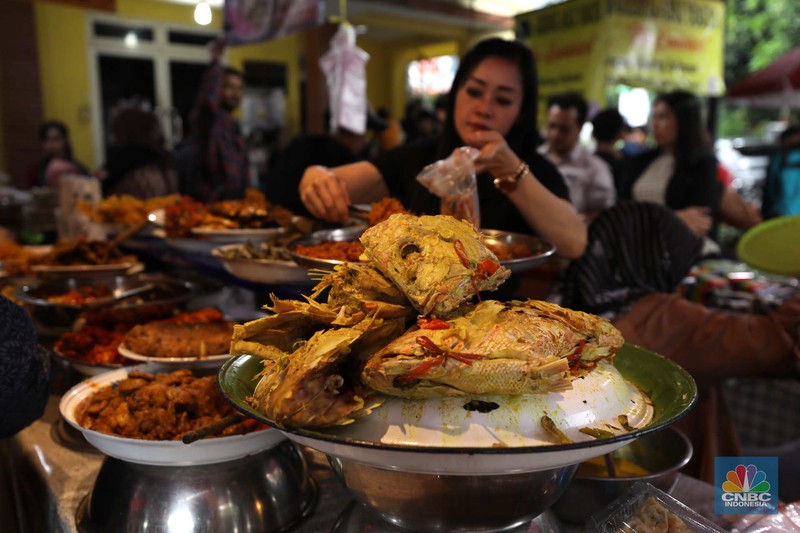 Bazar Takjil Ramadhan. (CNBC Indonesia/Tri Susilo)
