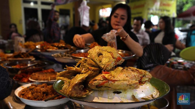 Bazar Takjil Ramadhan. (CNBC Indonesia/Tri Susilo)