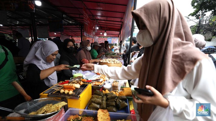 Bazar Takjil Ramadhan. (CNBC Indonesia/Tri Susilo)