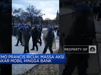 Video: Demo Prancis Ricuh, Massa Aksi Bakar Mobil Hingga Bank