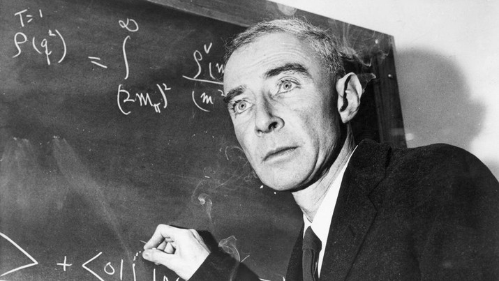 Fisikawan nuklir AS Julius Robert Oppenheimer (1904 - 1967), direktur laboratorium atom Los Alamos, bersaksi di depan Komite Senat Khusus untuk Energi Atom. (ullstein bild/ullstein bild via Getty Images)
