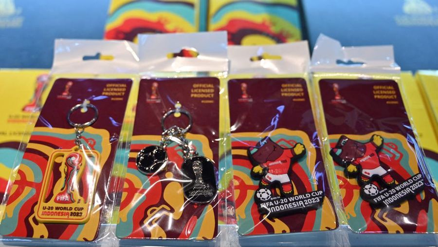 Gambar ini menunjukkan merchandise resmi untuk turnamen sepak bola Piala Dunia FIFA U-20 Indonesia 2023 di sebuah toko di Jakarta pada tanggal 30 Maret 2023.