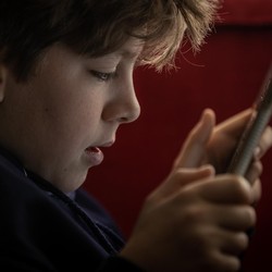 Bill Gates Ungkap Usia Anak Boleh Punya HP Sendiri yang Paling Tepat