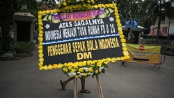 Bali Sepekan: Gubernur Koster Minta FIFA Lebih Adil-Ojol Dihukum Menyapu di Pura
