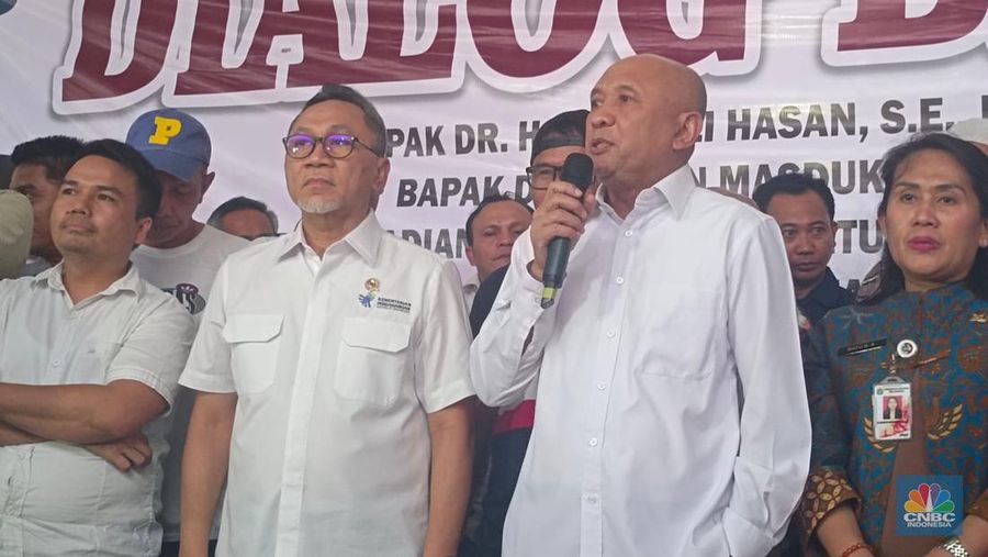 Mendag Zulhas dan MenkopUKM Teten Masduki mengunjungi pedagang pakaian bekas impor di Pasar Senen/Dok: Martyasari Rizky