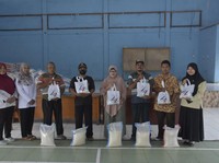 Berkah Ramadan, PTBA Bagikan Paket Sembako Untuk Warga