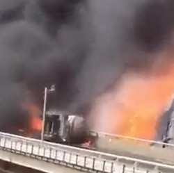 Bus Maut Terbakar Tabrak Truk, 30 Tewas