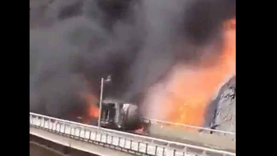 Sebuah video beredar di media sosial twitter memperlihatkan sebuah kecelakaan bus yang mengangkut jemaah Umrah terguling dan terbakar di wilayah Aqaba Shaar, Provinsi Ashir, pada Senin (27/3/2023). (Tangkapan Layar Twitter @sunaina_bhola)