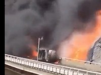 Bus Maut Terbakar Tabrak Truk, 30 Tewas