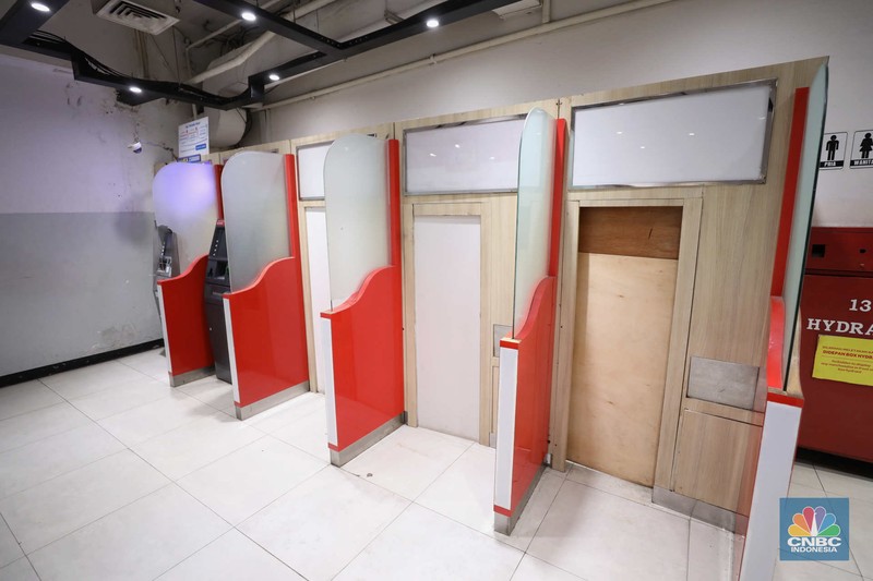 Warga melakukan transaksi penarikan uang di salah satu ATM di Jakarta, Kamis (30/3/2023). (CNBC Indonesia/Tri Susilo) Warga melakukan transaksi penarikan uang di salah satu ATM di Jakarta, Kamis (30/3/2023). (CNBC Indonesia/Tri Susilo)