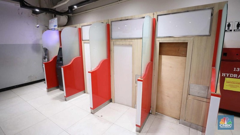 Warga melakukan transaksi penarikan uang di salah satu ATM di Jakarta, Kamis (30/3/2023). (CNBC Indonesia/Tri Susilo)