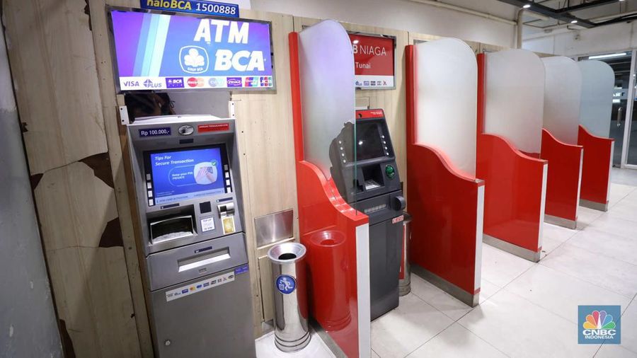 Warga melakukan transaksi penarikan uang di salah satu ATM di Jakarta, Kamis (30/3/2023). (վ/Tri Susilo)