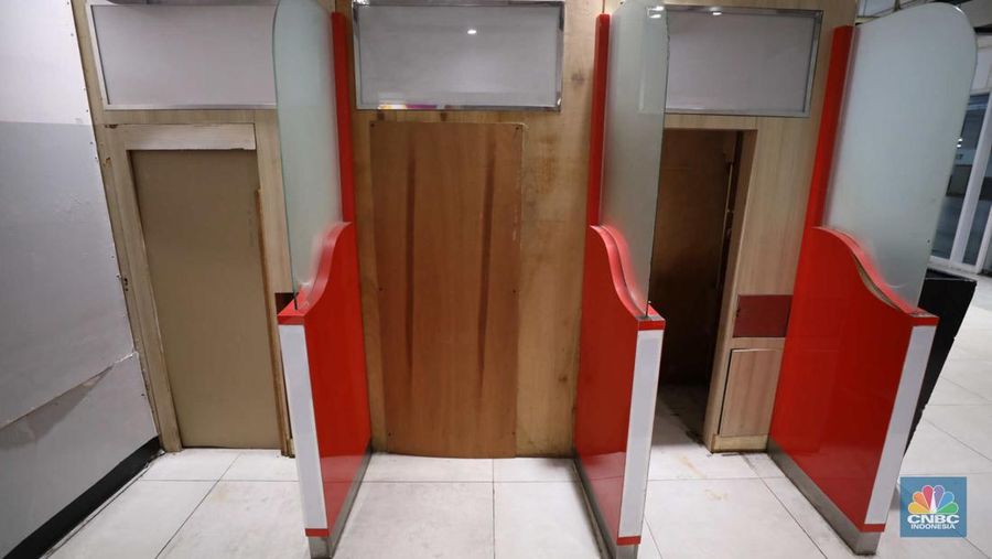 Warga melakukan transaksi penarikan uang di salah satu ATM di Jakarta, Kamis (30/3/2023). (վ/Tri Susilo)