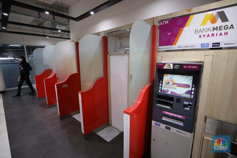 Warga melakukan transaksi penarikan uang di salah satu ATM di Jakarta, Kamis (30/3/2023). (CNBC Indonesia/Tri Susilo) Warga melakukan transaksi penarikan uang di salah satu ATM di Jakarta, Kamis (30/3/2023). (CNBC Indonesia/Tri Susilo)