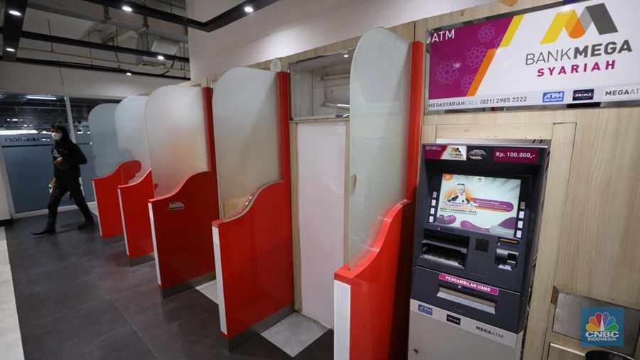 Warga melakukan transaksi penarikan uang di salah satu ATM di Jakarta, Kamis (30/3/2023). (CNBC Indonesia/Tri Susilo)