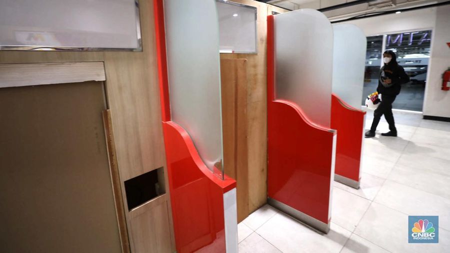 Warga melakukan transaksi penarikan uang di salah satu ATM di Jakarta, Kamis (30/3/2023). (CNBC Indonesia/Tri Susilo)