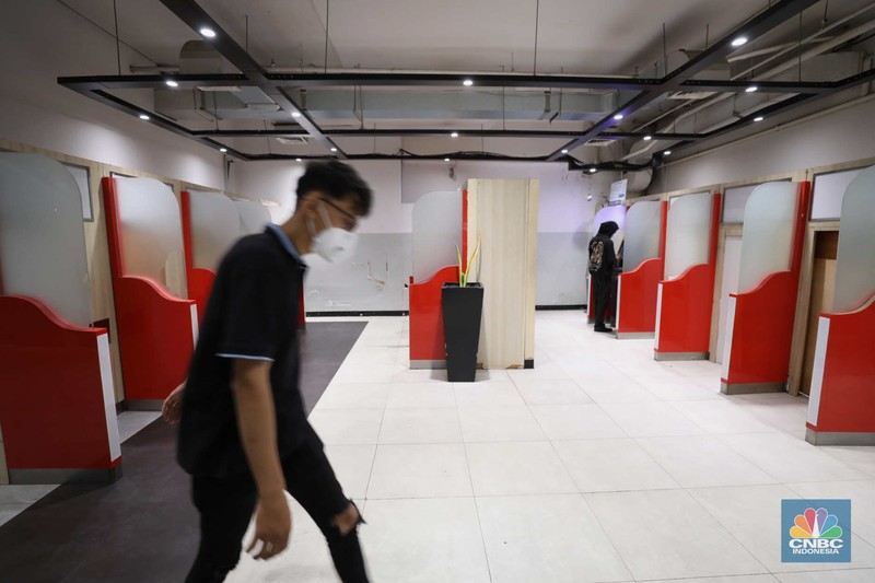 Warga melakukan transaksi penarikan uang di salah satu ATM di Jakarta, Kamis (30/3/2023). (CNBC Indonesia/Tri Susilo)