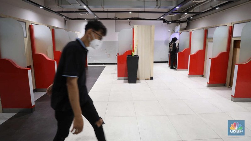 Warga melakukan transaksi penarikan uang di salah satu ATM di Jakarta, Kamis (30/3/2023). (CNBC Indonesia/Tri Susilo)