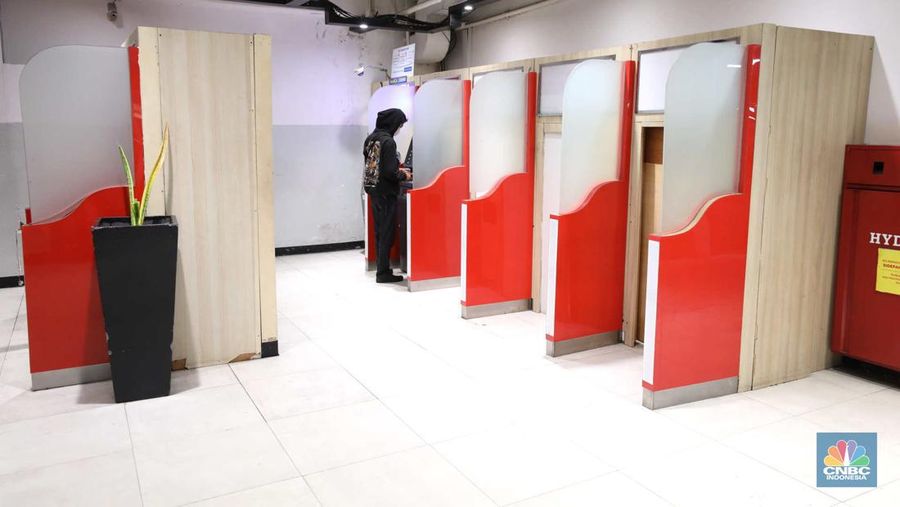 Warga melakukan transaksi penarikan uang di salah satu ATM di Jakarta, Kamis (30/3/2023). (CNBC Indonesia/Tri Susilo)
