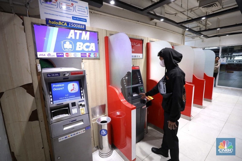 Warga melakukan transaksi penarikan uang di salah satu ATM di Jakarta, Kamis (30/3/2023). (CNBC Indonesia/Tri Susilo) Warga melakukan transaksi penarikan uang di salah satu ATM di Jakarta, Kamis (30/3/2023). (CNBC Indonesia/Tri Susilo)
