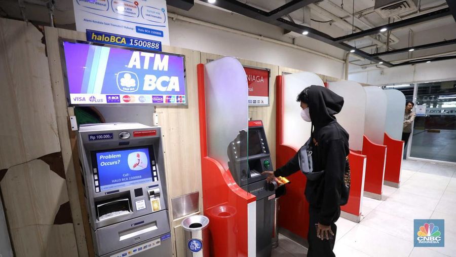 Warga melakukan transaksi penarikan uang di salah satu ATM di Jakarta, Kamis (30/3/2023). (CNBC Indonesia/Tri Susilo)