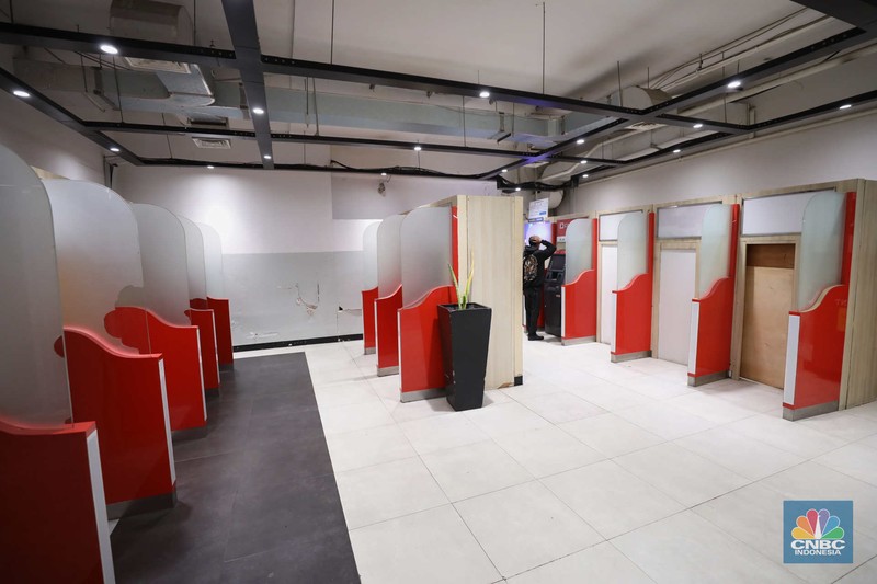 Warga melakukan transaksi penarikan uang di salah satu ATM di Jakarta, Kamis (30/3/2023). (CNBC Indonesia/Tri Susilo) Warga melakukan transaksi penarikan uang di salah satu ATM di Jakarta, Kamis (30/3/2023). (CNBC Indonesia/Tri Susilo)