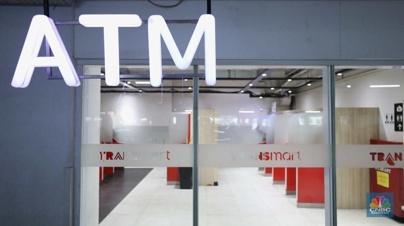 Warga melakukan transaksi penarikan uang di salah satu ATM di Jakarta, Kamis (30/3/2023). (CNBC Indonesia/Tri Susilo)