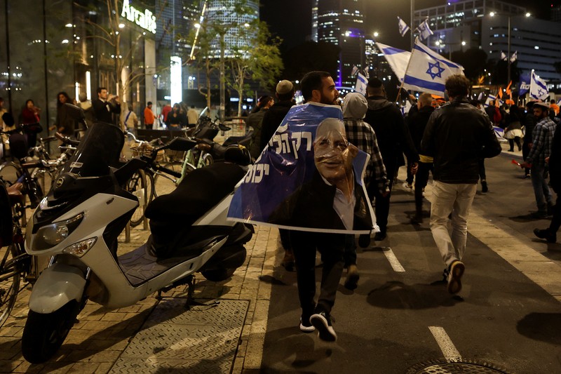 Demonstrasi sayap kanan untuk mendukung pemerintah koalisi nasionalis Israel dan perombakan peradilannya, di Tel Aviv, Israel 30 Maret 2023. (REUTERS/NIR ELIAS)