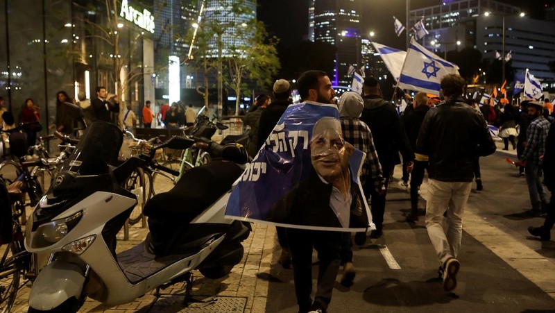 Demonstrasi sayap kanan untuk mendukung pemerintah koalisi nasionalis Israel dan perombakan peradilannya, di Tel Aviv, Israel 30 Maret 2023. (REUTERS/NIR ELIAS)
