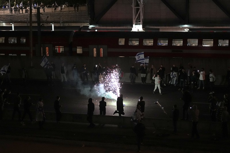 Demonstrasi sayap kanan untuk mendukung pemerintah koalisi nasionalis Israel dan perombakan peradilannya, di Tel Aviv, Israel 30 Maret 2023. (REUTERS/NIR ELIAS)