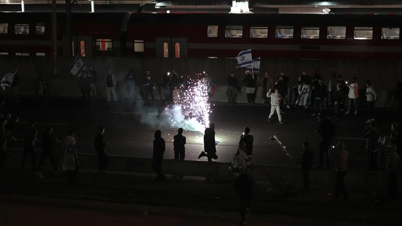 Demonstrasi sayap kanan untuk mendukung pemerintah koalisi nasionalis Israel dan perombakan peradilannya, di Tel Aviv, Israel 30 Maret 2023. (REUTERS/NIR ELIAS)