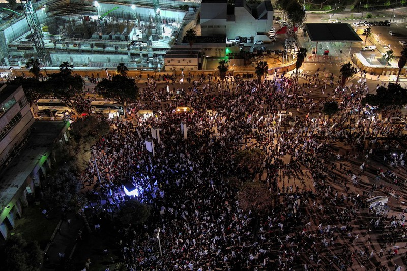 Demonstrasi sayap kanan untuk mendukung pemerintah koalisi nasionalis Israel dan perombakan peradilannya, di Tel Aviv, Israel 30 Maret 2023. (REUTERS/NIR ELIAS) Demonstrasi sayap kanan untuk mendukung pemerintah koalisi nasionalis Israel dan perombakan peradilannya, di Tel Aviv, Israel 30 Maret 2023. (REUTERS/NIR ELIAS)