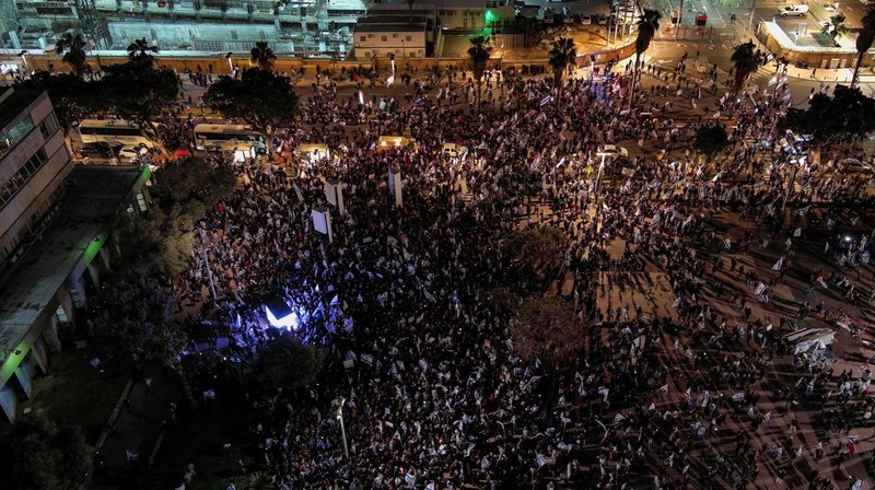 Demonstrasi sayap kanan untuk mendukung pemerintah koalisi nasionalis Israel dan perombakan peradilannya, di Tel Aviv, Israel 30 Maret 2023. (REUTERS/NIR ELIAS)