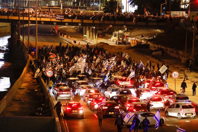 Demonstrasi sayap kanan untuk mendukung pemerintah koalisi nasionalis Israel dan perombakan peradilannya, di Tel Aviv, Israel 30 Maret 2023. (REUTERS/NIR ELIAS)