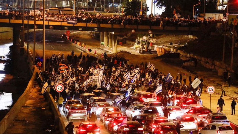 Demonstrasi sayap kanan untuk mendukung pemerintah koalisi nasionalis Israel dan perombakan peradilannya, di Tel Aviv, Israel 30 Maret 2023. (REUTERS/NIR ELIAS)