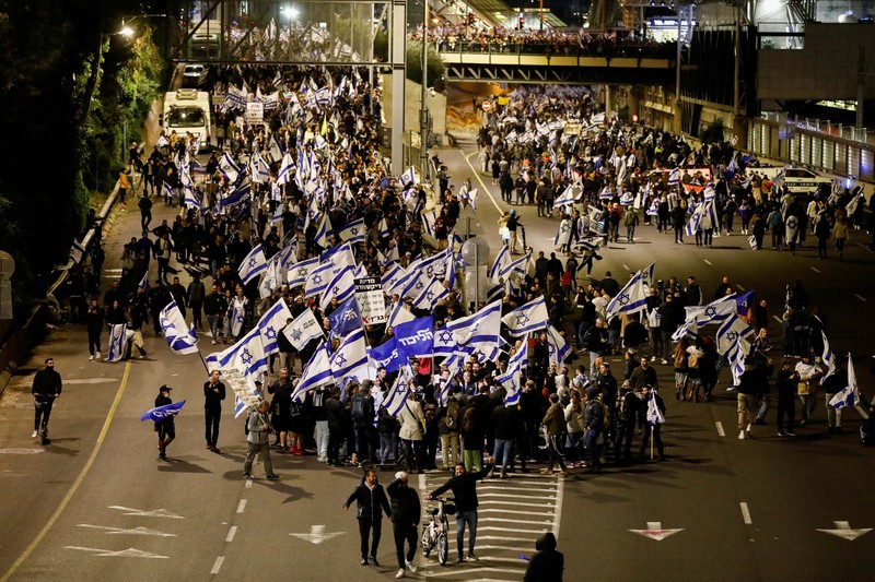 Demonstrasi sayap kanan untuk mendukung pemerintah koalisi nasionalis Israel dan perombakan peradilannya, di Tel Aviv, Israel 30 Maret 2023. (REUTERS/NIR ELIAS)