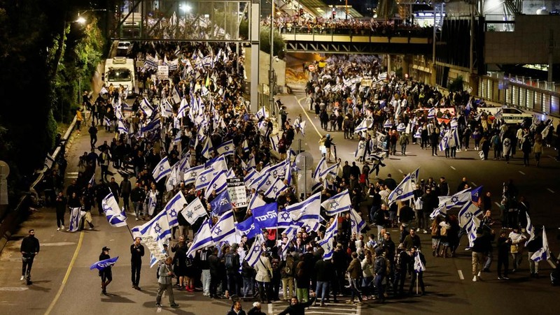 Demonstrasi sayap kanan untuk mendukung pemerintah koalisi nasionalis Israel dan perombakan peradilannya, di Tel Aviv, Israel 30 Maret 2023. (REUTERS/NIR ELIAS)