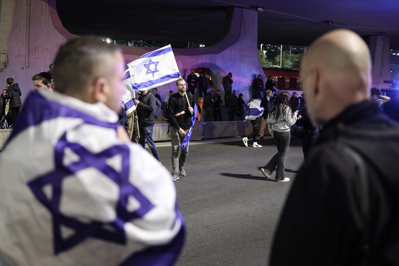 Demonstrasi sayap kanan untuk mendukung pemerintah koalisi nasionalis Israel dan perombakan peradilannya, di Tel Aviv, Israel 30 Maret 2023. (REUTERS/NIR ELIAS) Demonstrasi sayap kanan untuk mendukung pemerintah koalisi nasionalis Israel dan perombakan peradilannya, di Tel Aviv, Israel 30 Maret 2023. (REUTERS/NIR ELIAS)