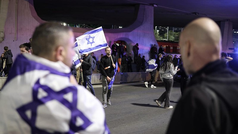 Demonstrasi sayap kanan untuk mendukung pemerintah koalisi nasionalis Israel dan perombakan peradilannya, di Tel Aviv, Israel 30 Maret 2023. (REUTERS/NIR ELIAS)