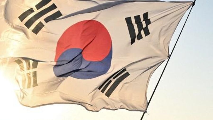 A supporter waves a South Korea's national flag before the Qatar 2022 World Cup Group H football match between South Korea and Portugal at the Education City Stadium in Al-Rayyan, west of Doha on December 2, 2022. (Photo by JUNG Yeon-je / AFP)