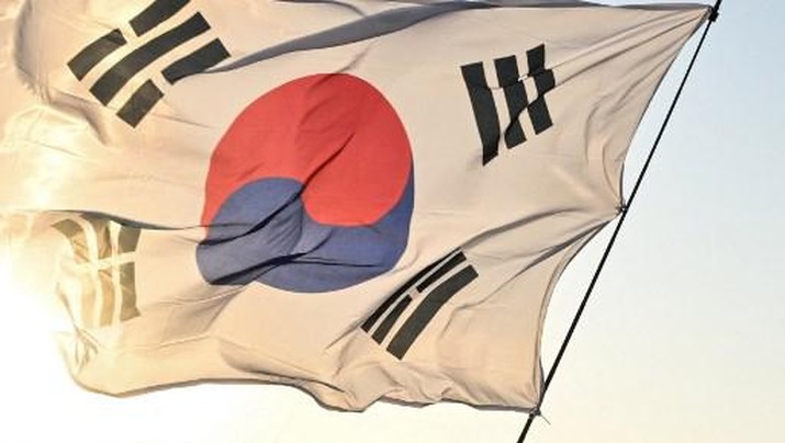 FBL-WC-2022-MATCH46-KOR-POR-FANS A supporter waves a South Korea's national flag before the Qatar 2022 World Cup Group H football match between South Korea and Portugal at the Education City Stadium in Al-Rayyan, west of Doha on December 2, 2022. (Photo by JUNG Yeon-je / AFP)