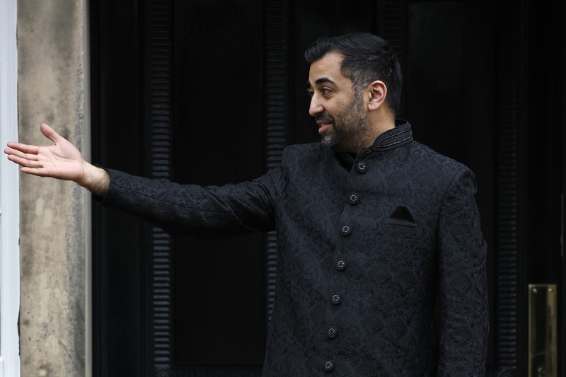 Humza Yousaf resmi dilantik sebagai pemimpin baru Skotlandia pada Rabu, (29/3/2023). (via REUTERS/POOL)