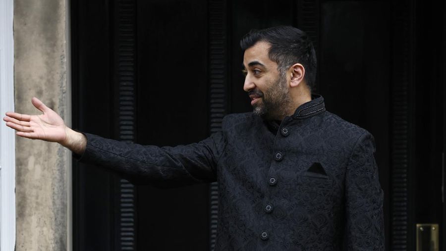 Humza Yousaf resmi dilantik sebagai pemimpin baru Skotlandia pada Rabu, (29/3/2023). (via REUTERS/POOL)