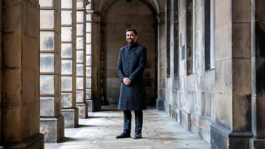 Humza Yousaf resmi dilantik sebagai pemimpin baru Skotlandia pada Rabu, (29/3/2023). (via REUTERS/POOL)
