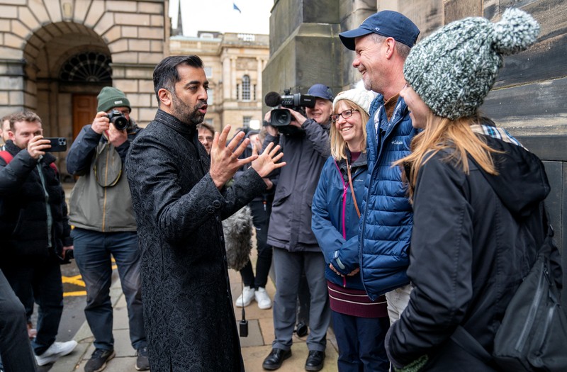 Humza Yousaf resmi dilantik sebagai pemimpin baru Skotlandia pada Rabu, (29/3/2023). (via REUTERS/POOL) Humza Yousaf resmi dilantik sebagai pemimpin baru Skotlandia pada Rabu, (29/3/2023). (via REUTERS/POOL)