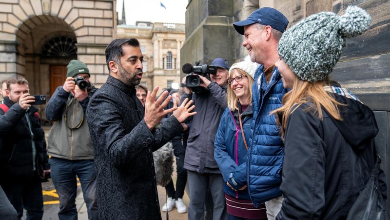 Humza Yousaf resmi dilantik sebagai pemimpin baru Skotlandia pada Rabu, (29/3/2023). (via REUTERS/POOL)