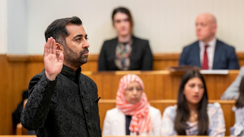 Humza Yousaf resmi dilantik sebagai pemimpin baru Skotlandia pada Rabu, (29/3/2023). (via REUTERS/POOL)