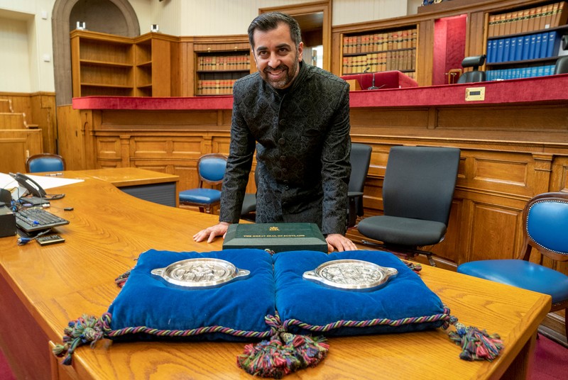 Humza Yousaf resmi dilantik sebagai pemimpin baru Skotlandia pada Rabu, (29/3/2023). (via REUTERS/POOL) Humza Yousaf resmi dilantik sebagai pemimpin baru Skotlandia pada Rabu, (29/3/2023). (via REUTERS/POOL)