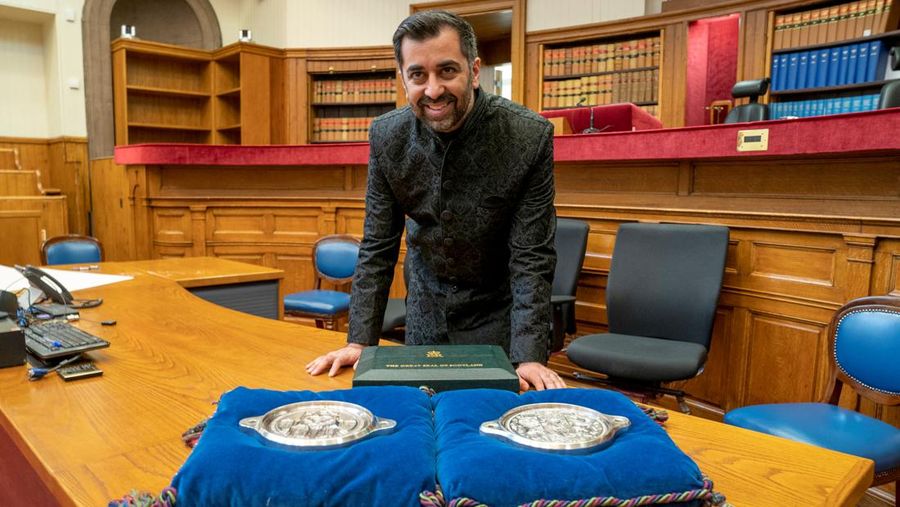 Humza Yousaf resmi dilantik sebagai pemimpin baru Skotlandia pada Rabu, (29/3/2023). (via REUTERS/POOL)