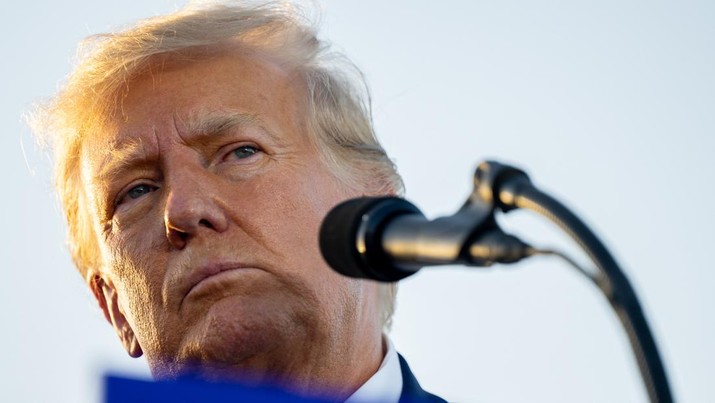 Mantan Presiden AS Donald Trump berbicara selama rapat umum di Bandara Regional Waco, Texas. (Getty Images/Brandon Bell) Mantan Presiden AS Donald Trump berbicara selama rapat umum di Bandara Regional Waco, Texas. (Getty Images/Brandon Bell)